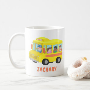 Autobus scolaire jaune mignon et tasse heureuse