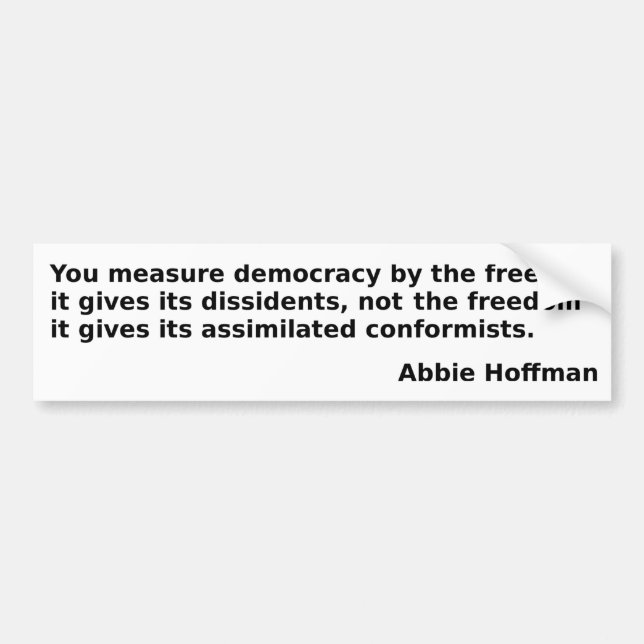 Autocollant De Voiture Abbie Hoffman cite : "Vous mesurez la démocratie.  (Devant)