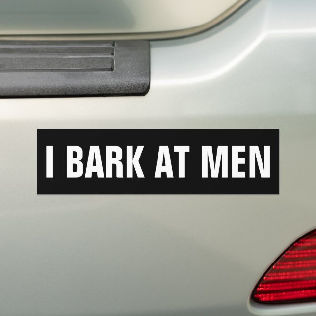 AUTOCOLLANT DE VOITURE JE ABOIE APRÈS LES HOMMES (En voiture)