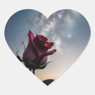 Autocollant en forme de cœur avec rose et étoiles