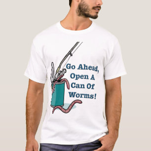 Avancez, ouvrez une boîte du T-shirt des hommes d
