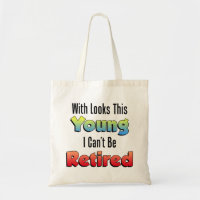 Avec des regards ce jeune sac fourre-tout retiré