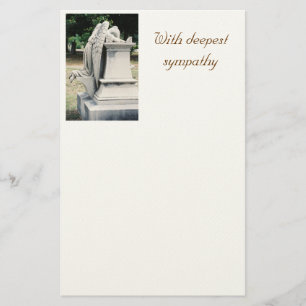 Avec la papeterie pleurante d'ange de la sympathie