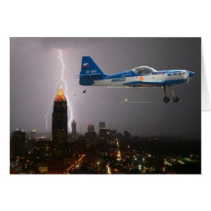 Avion acrobatique dans la foudre