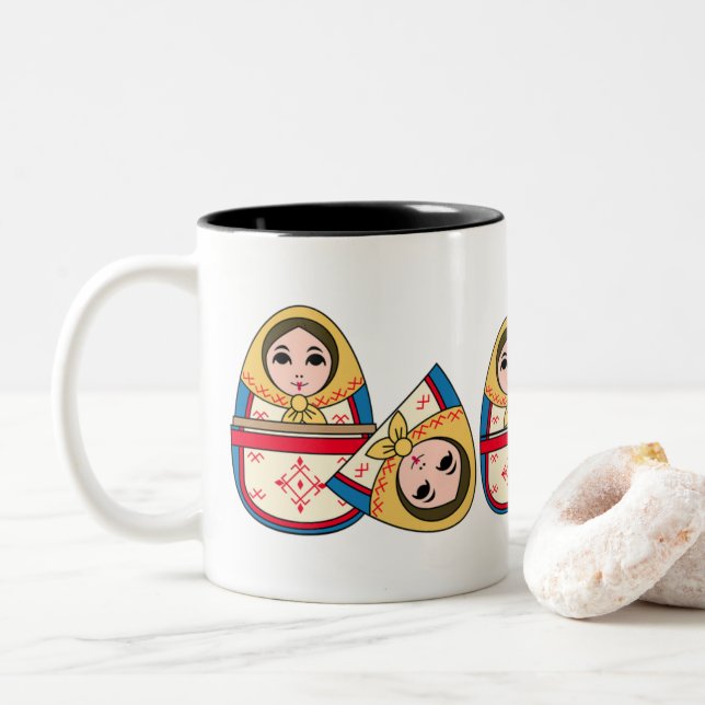 Babushka Ukrainienne Nier Poupées Café Mug (Avec donut)