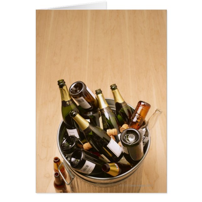 Bac à déchets rempli de bouteilles de champagne vi (Devant)