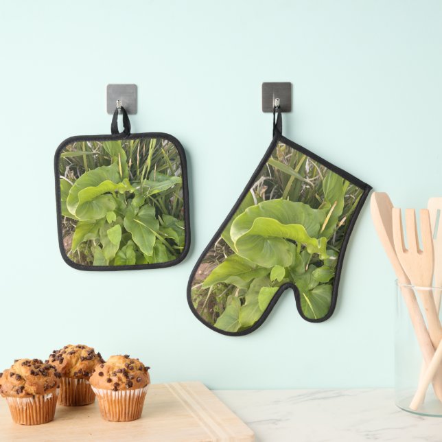 Backyard Garden Closeup Outdoor Nature Photo Oven Mitt & Pot Holder Set (Insitu(Hanging))