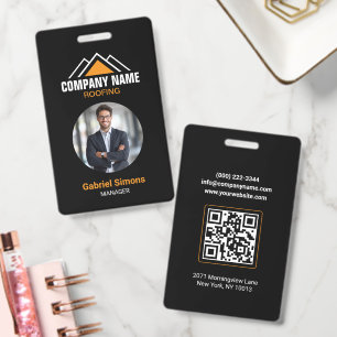 Badge Bâtiment à toit orange minimaliste avec code QR