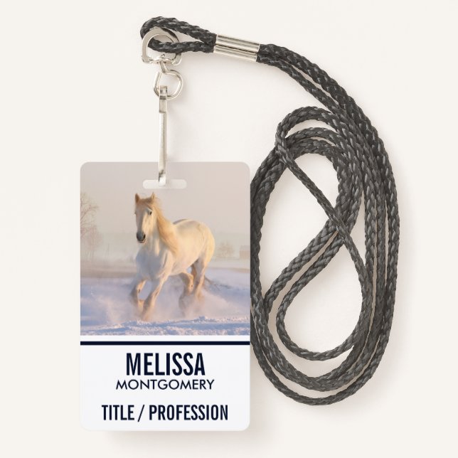 Badge Beau Cheval Blanc Galloping dans la neige (Devant avec lanière)
