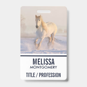 Badge Beau Cheval Blanc Galopant dans la Neige