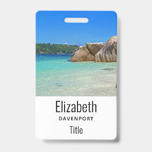 Badge Belle mer tropicale avec une plage rocheuse