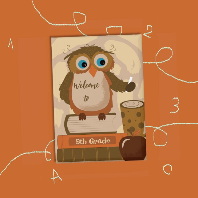 Badge Bouton d'épingle arrière-école de chouette rectang (Cute brown owl back-to-school button with grade level .)