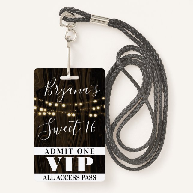 Badge Chaîne Rustique en bois Lumières Sweet 16 VIP Pass (Devant avec lanière)