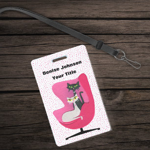 Badge Chats élégants dans une chaise rose du milieu du s