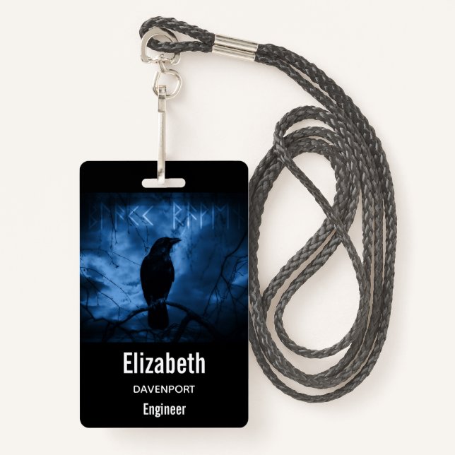 Badge Corneille noire avec runes style gothique foncé (Devant avec lanière)