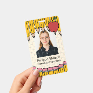 Badge Crayons jaunes pomme rouge ID enseignant de l'écol
