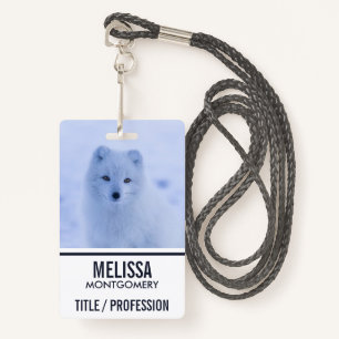 Badge Cute Arctic Fox sur Snowy Winter Arrière - plan