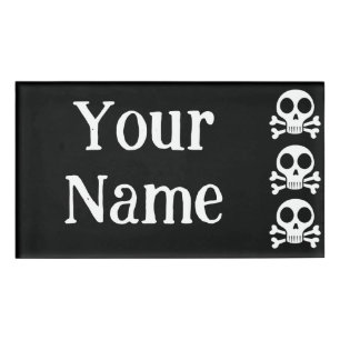 Badge D'identification Crâne éffrayant sur un arrière - plan noir