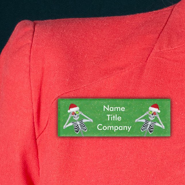 Badge D'identification Deux Drôle Skeletons de Noël Ornements Vert (Two funny Christmas skeletons ornaments Santa hats on green plastic name tags.)