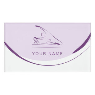 Badge D'identification La sirène de Pilates pose sur le réformateur Cou