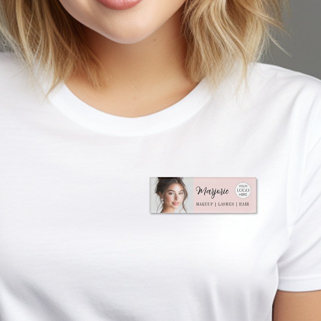 Badge D'identification Logo de photo de maquillage de script rose blush (elegant blush pink black makeup salon add your own logo magnetic name tag)