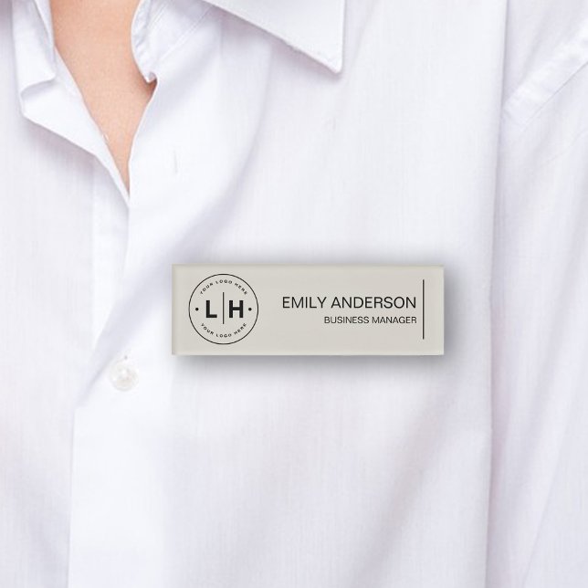 Badge D'identification Logo minimaliste moderne personnalisé (Modern Minimalist Custom Logo Neutral Tone Name Tag for Business by MINTIC DESIGN STUDIO)