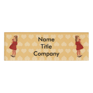 Badge D'identification Petites Filles habillées en rouge mangeant des cœu