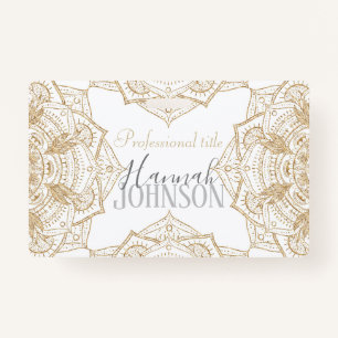 Badge Elégant Mandala Blanc & Or Dessiné À La Main