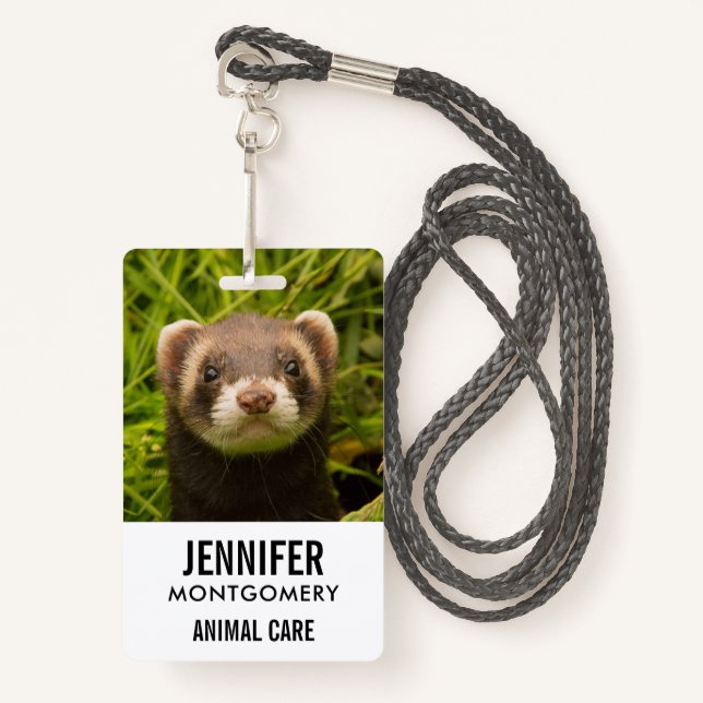 Badge Ferret Brown dans l'herbe (Devant avec lanière)