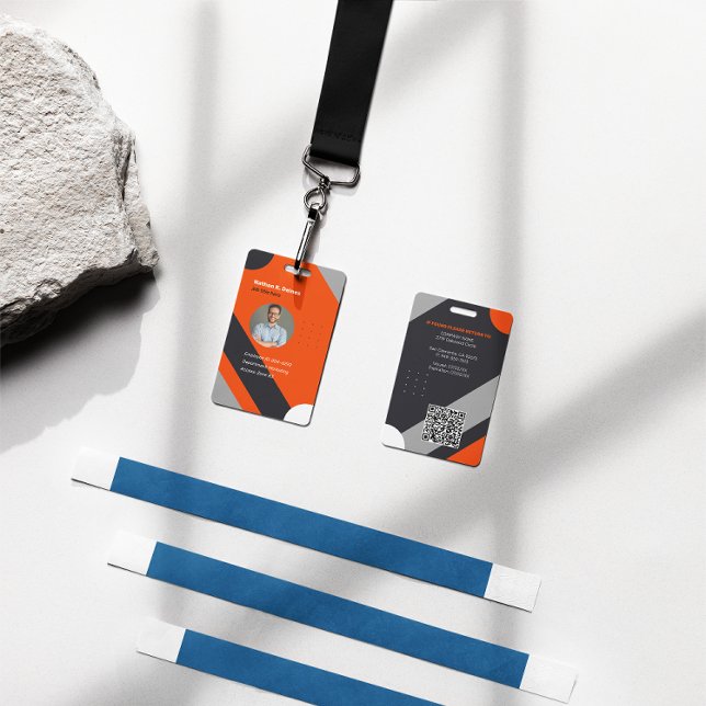 Badge ID de l'employé moderne avec code QR de sécurité d (Créateur téléchargé)