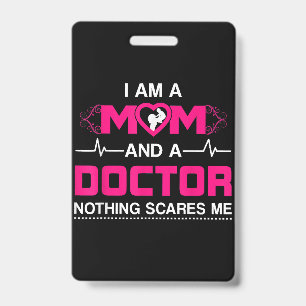 Badge Je suis une maman et un docteur rien me fait peur 