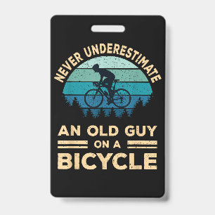Badge Ne Sous-Estimez Jamais Un Vieux Type Sur Un Vélo D