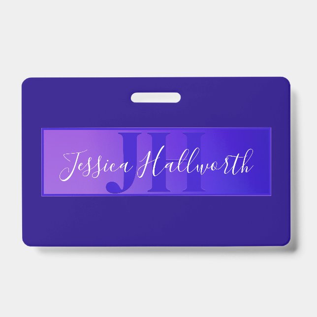 Badge Nom de script élégant moderne et monogramme violet (Avant)