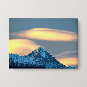 Badge Nuages uniques au-dessus des montagnes enneigées
