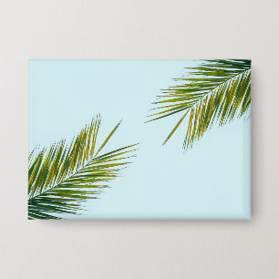 Badge Palmier Vert Tropical sur Fond Bleu Clair