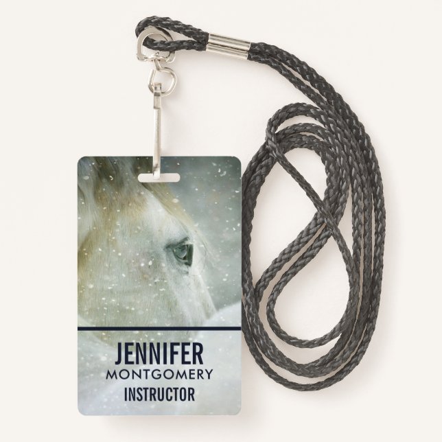 Badge Photo d'un magnifique cheval blanc en hiver (Devant avec lanière)