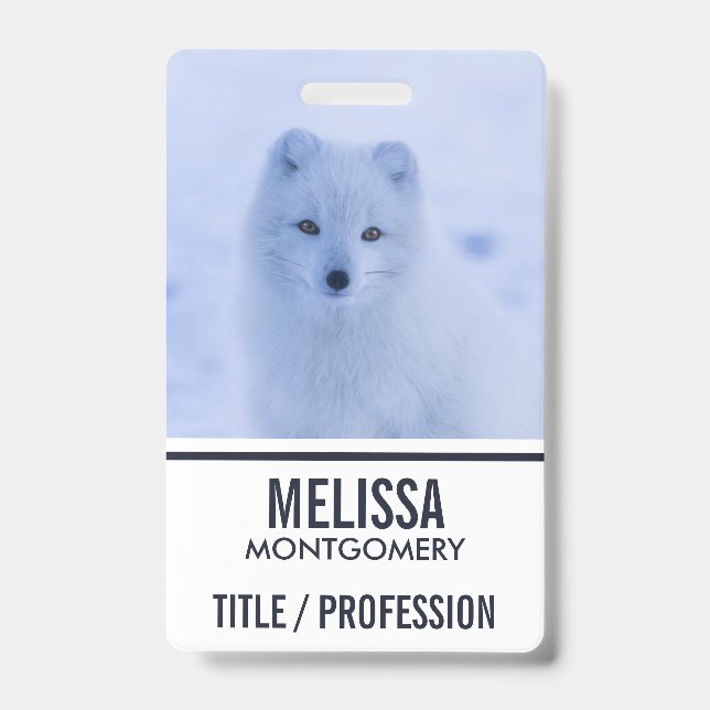 Badge Renard arctique mignon sur fond enneigé d'hiver (Avant)