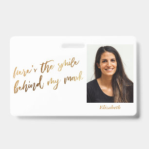 Badge Voici le sourire derrière mon masque cursive faux 