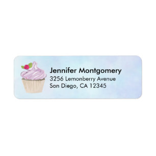 Baie rose délicieuse de petit gâteau sur le dess