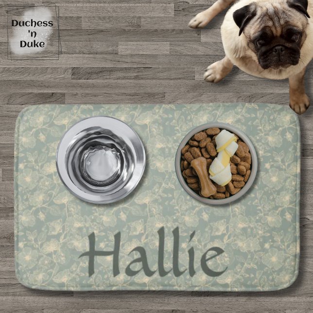 Bain Tapis de table pour chien - Botanique Vert Sauge,  (Personalized Sage Green Botanical Pet Placemat Bath Mat on wood floor with pet bowls)