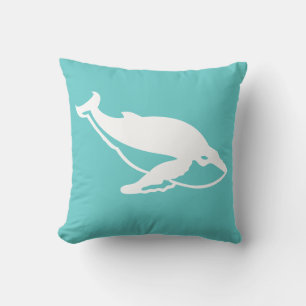 baleine blanche sur oreiller bleu sarcelle