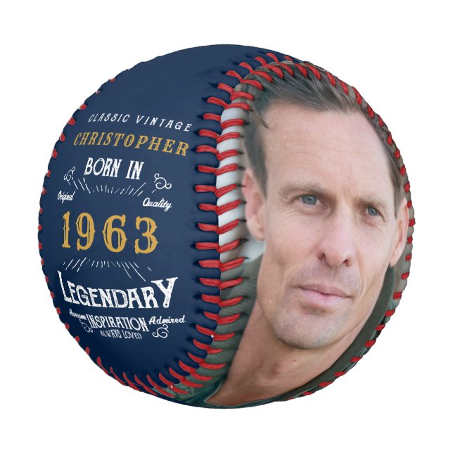 Balle De Baseball 60e anniversaire Né 1963 Monogramme Photo Légende  (Angle)