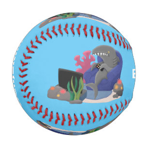 Balle De Baseball Un requin drôle en regardant la bande dessinée de 