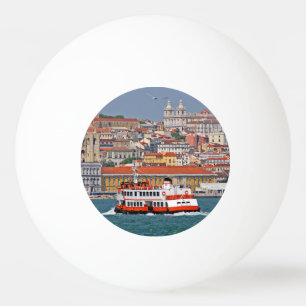 Balle De Ping Pong Ciel de Lisbonne avec vieux ferry sur le fleuve Ta