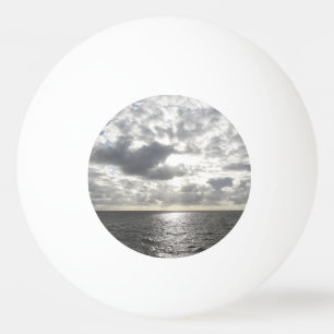 Balle De Ping Pong Soleil brillant à travers les nuages