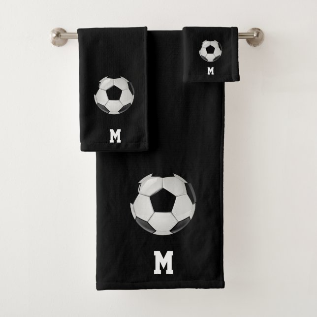 Balle de soccer et monogramme sur noir (En situation)