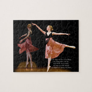 Ballerine dans le puzzle noir et rouge