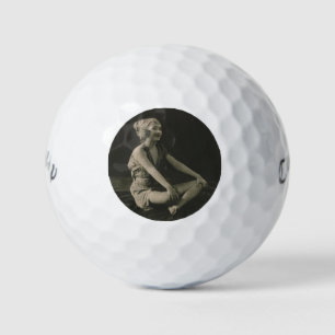 Balles De Golf Aimer une pauvre fille assise les jambes croisées