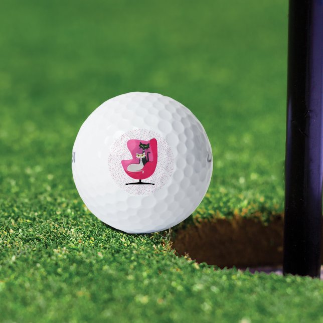 Balles De Golf Chats du milieu du siècle en diamants Chaise rose  (Atomic cute cats in pink vintage chair on white with pink polka dots golf balls.)