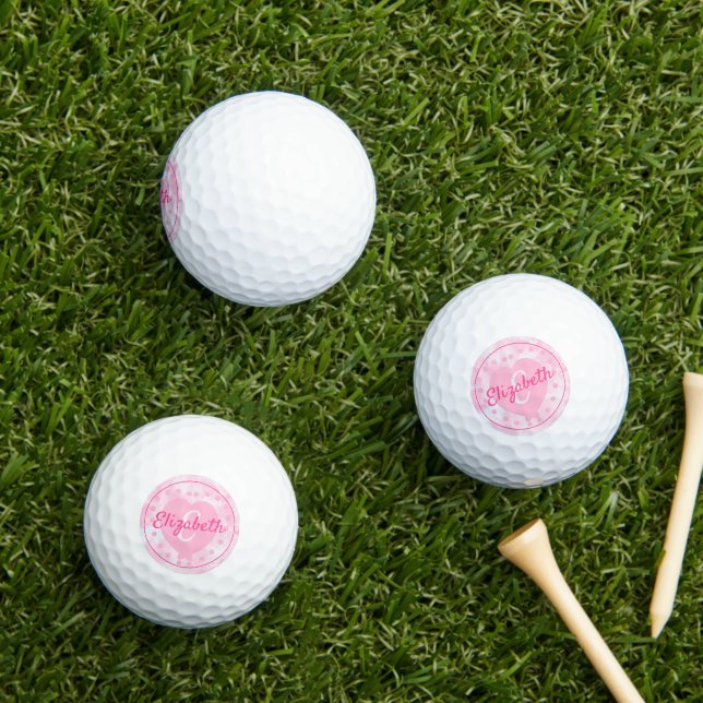 Balles De Golf Chic Women's Pink Heart Name et Monogramme initial (Herbe in situ)